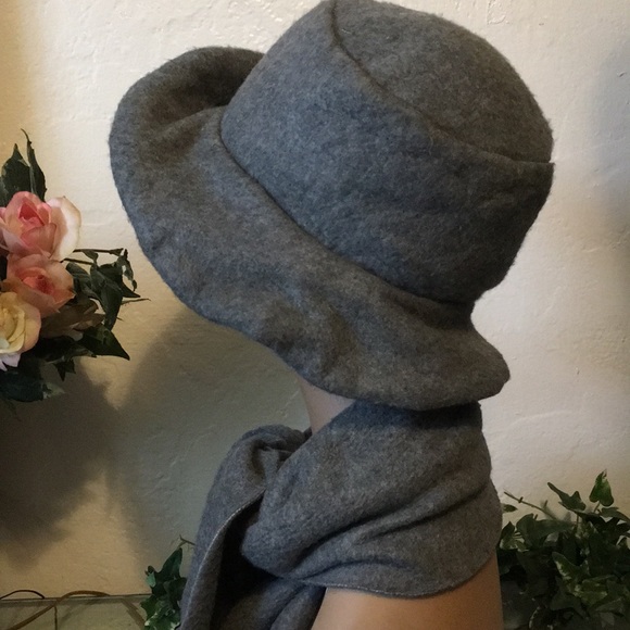 Reversible Wool Hat and Scarf Set - Picture 4 of 6